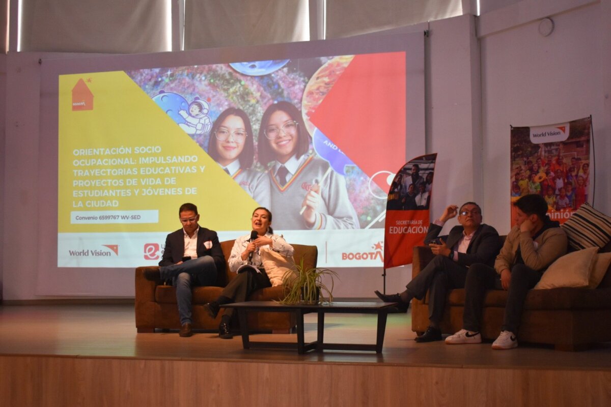 Bogotá invierte en el futuro de sus jóvenes con nuevo programa de orientación 1 Bogotá invierte en el futuro de sus jóvenes con nuevo programa de orientación Con el objetivo de garantizar trayectorias educativas completas y continuas, la Secretaría de Educación de Bogotá, en conjunto con World Vision Colombia, ha puesto en marcha un nuevo programa de orientación socio ocupacional (OSO). Esta alianza estratégica busca brindar a los estudiantes las herramientas necesarias para explorar sus intereses, habilidades y definir su proyecto de vida.