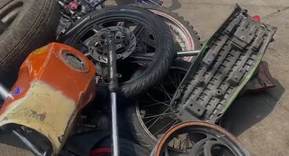Desmantelan desguazadero de motocicletas para la fabricación de bicitaxis en Bogotá 1 Desmantelan desguazadero de motocicletas para la fabricación de bicitaxis en Bogotá En las últimas horas, agentes de la Policía Metropolitana de Bogotá identificaron un establecimiento que operaba como taller, en el cual se fabricaban bicitaxis con partes de motocicletas hurtadas.