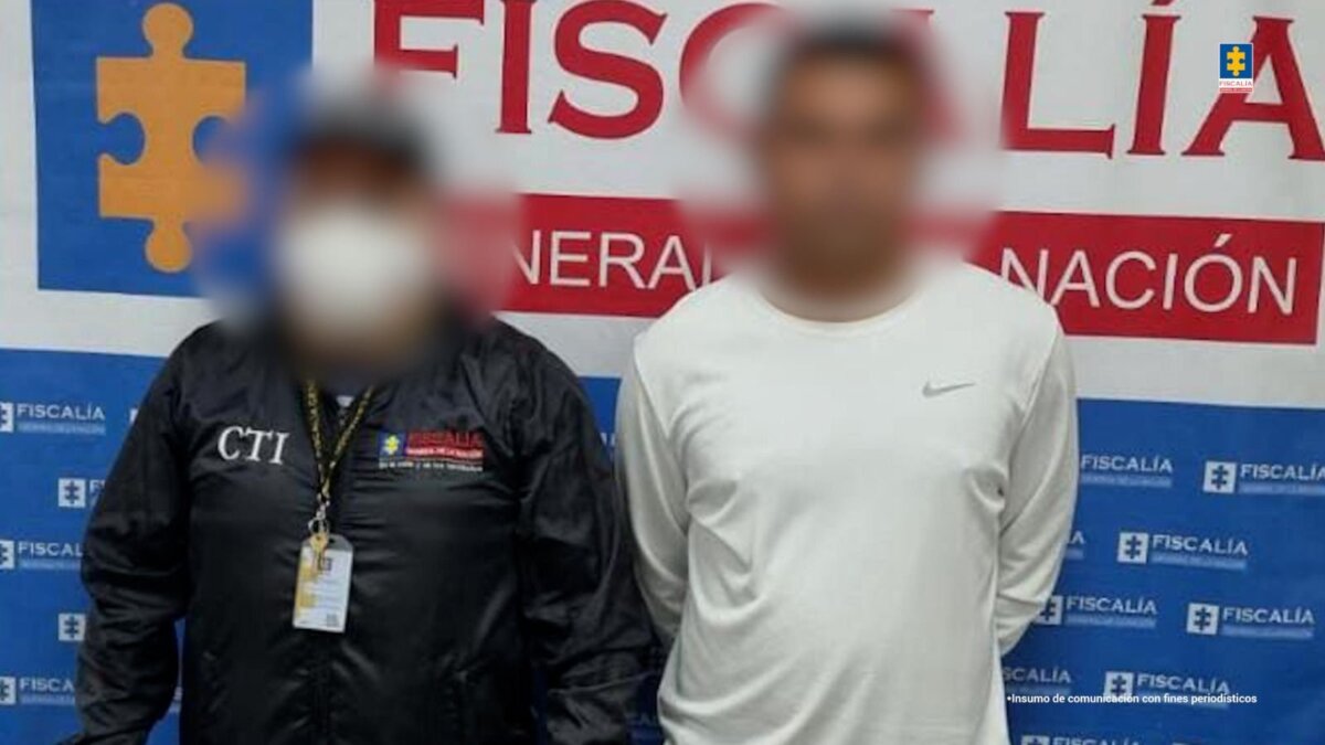 Envían a la cárcel a hombre que agredió a su pareja y le destruyó el carro en Engativá 1 Envían a la cárcel a hombre que agredió a su pareja y le destruyó el carro en Engativá De acuerdo con la investigación, el agresor abordó a su pareja mientras ella recogía a sus dos hijas en el colegio. A pesar de la presencia de las menores, el hombre habría agredido a la mujer y posteriormente utilizó una piedra para dañar el vehículo de la víctima.