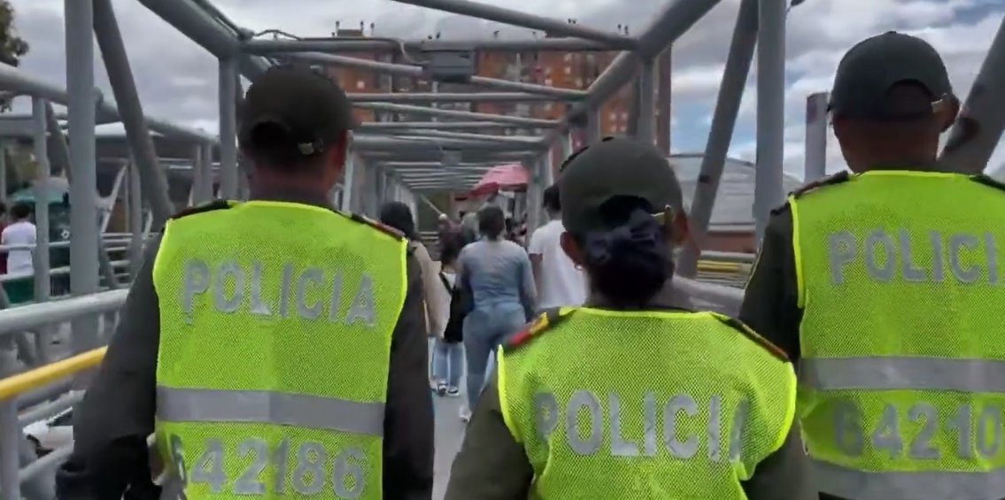 EN VIDEO: Policías evitaron que menor se lanzara desde un puente en Suba 1 EN VIDEO: Policías evitaron que menor se lanzara desde un puente en Suba Tres auxiliares de policía le salvaron la vida a una joven que intentó lanzarse desde el puente peatonal de la calle 145 con carrera 83, en la localidad de Suba.