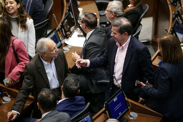 Plenaria del Senado negó la moción de censura al ministro de Hacienda 1 Plenaria del Senado negó la moción de censura al ministro de Hacienda El respaldo al ministro Bonilla, quien ha sido muy cuestionado en los últimos días por el tema del presupuesto general de la nación para 2025 y la controvertida reforma tributaria, alcanzó el respaldo de 51 senadores, incluyendo entre ellos a partidos que no apoyan al gobierno nacional. Tan sólo al final hubo 19 votos en contra del jefe de la cartera de Hacienda.