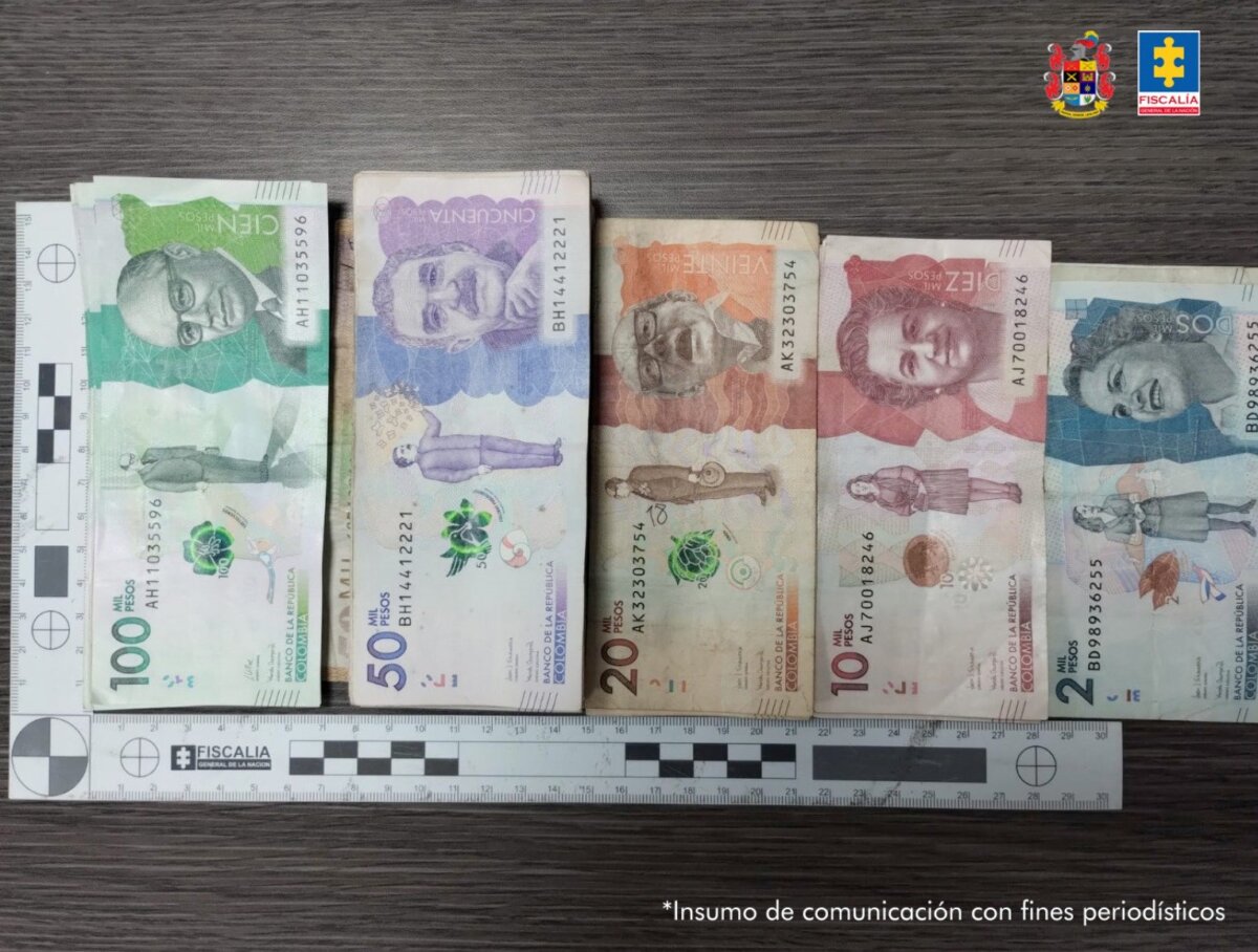 Incautan más de 2 toneladas de uniformes y elementos de uso exclusivo de las Fuerzas Militares en Bogotá 1 Incautan más de 2 toneladas de uniformes y elementos de uso exclusivo de las Fuerzas Militares en Bogotá En un operativo conjunto del Cuerpo Técnico de Investigación (CTI) y el Ejército Nacional, fueron intervenidos ocho inmuebles donde se comercializaban uniformes, accesorios y prendas similares a los de las fuerzas militares sin los permisos legales correspondientes. Los allanamientos se llevaron a cabo en las localidades de Puente Aranda y La Candelaria, en Bogotá.