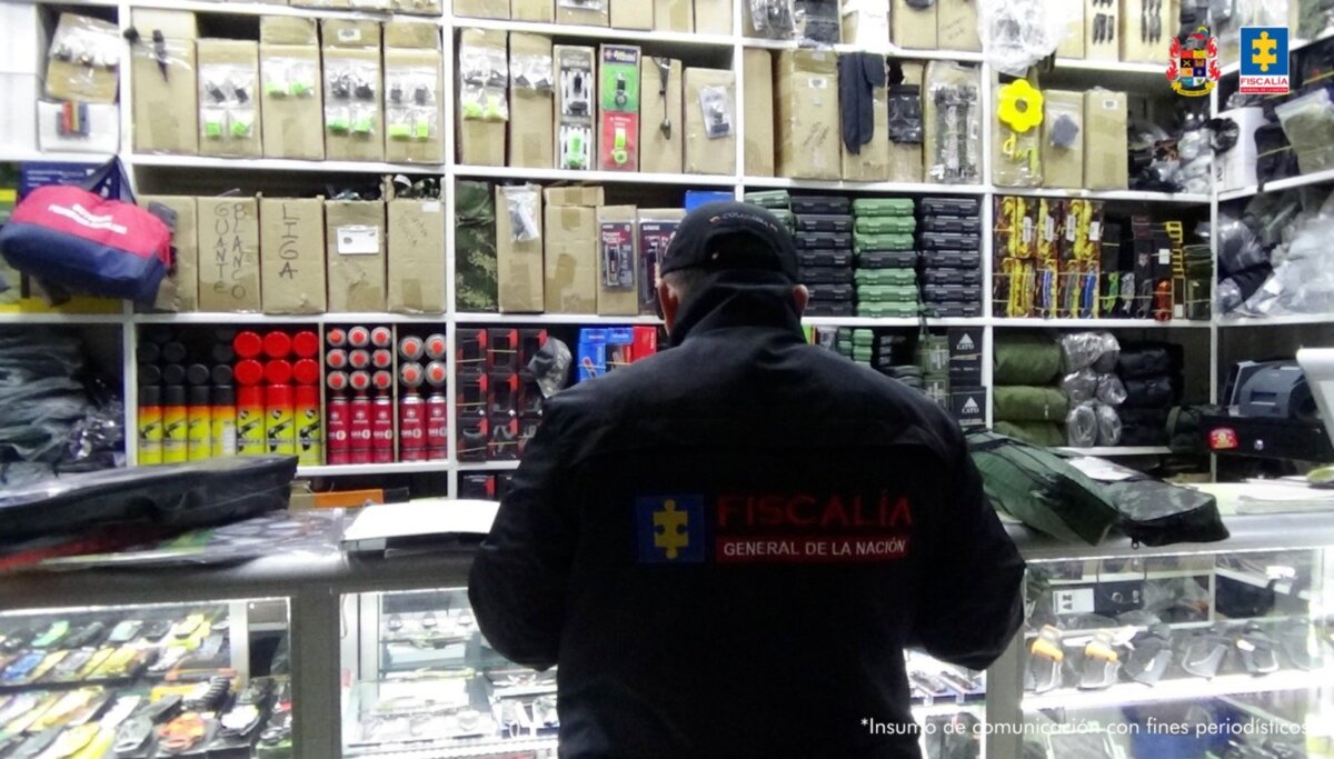 Incautan más de 2 toneladas de uniformes y elementos de uso exclusivo de las Fuerzas Militares en Bogotá 2 Incautan más de 2 toneladas de uniformes y elementos de uso exclusivo de las Fuerzas Militares en Bogotá En un operativo conjunto del Cuerpo Técnico de Investigación (CTI) y el Ejército Nacional, fueron intervenidos ocho inmuebles donde se comercializaban uniformes, accesorios y prendas similares a los de las fuerzas militares sin los permisos legales correspondientes. Los allanamientos se llevaron a cabo en las localidades de Puente Aranda y La Candelaria, en Bogotá.