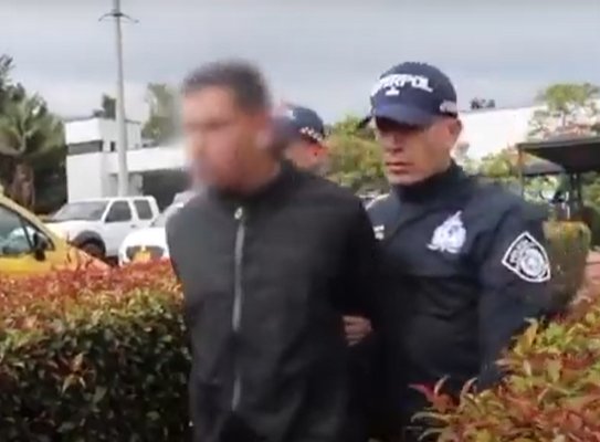 Capturan en Bogotá a 4 hombres requeridos por delitos graves en el extranjero 1 Capturan en Bogotá a 4 hombres requeridos por delitos graves en el extranjero Los capturados han sido puestos a disposición de la Fiscalía General de la Nación, donde se espera la llegada de solicitudes formales para proceder con las respectivas extradiciones. "Estamos comprometidos con la seguridad de nuestros ciudadanos y la cooperación internacional en la lucha contra el crimen", señaló el coronel Edwin Masleider Urrego Pedraza, director de Investigación Criminal e Interpol.