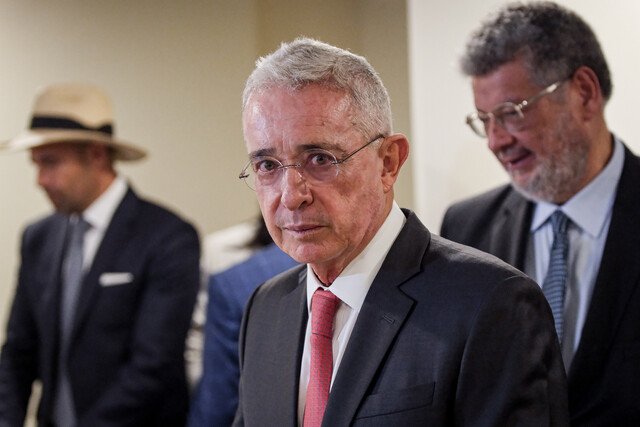 Álvaro Uribe se retiró de audiencia en su contra alegando falta de garantías 1 Álvaro Uribe se retiró de audiencia en su contra alegando falta de garantías Lo hizo luego de no querer responder si se declaraba inocente o culpable. Argumentando falta de garantías porque que dijo sentirse prácticamente condenado y sin posibilidad de presentar pruebas a su favor, porque la juez no aceptó una nueva solicitud de aplazamiento.