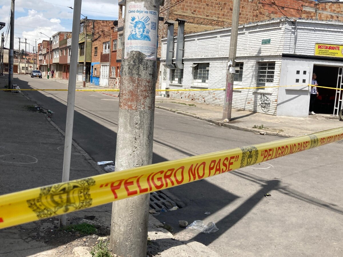 Estas son las identidades del policía y del ciudadano que murieron en medio de un robo en Kennedy 3 Estas son las identidades del policía y del ciudadano que murieron en medio de un robo en Kennedy La noche de este viernes 18 de octubre, un policía y un civil perdieron la vida en medio de un operativo para atrapar a un delincuente que acababa de robar un vehículo.