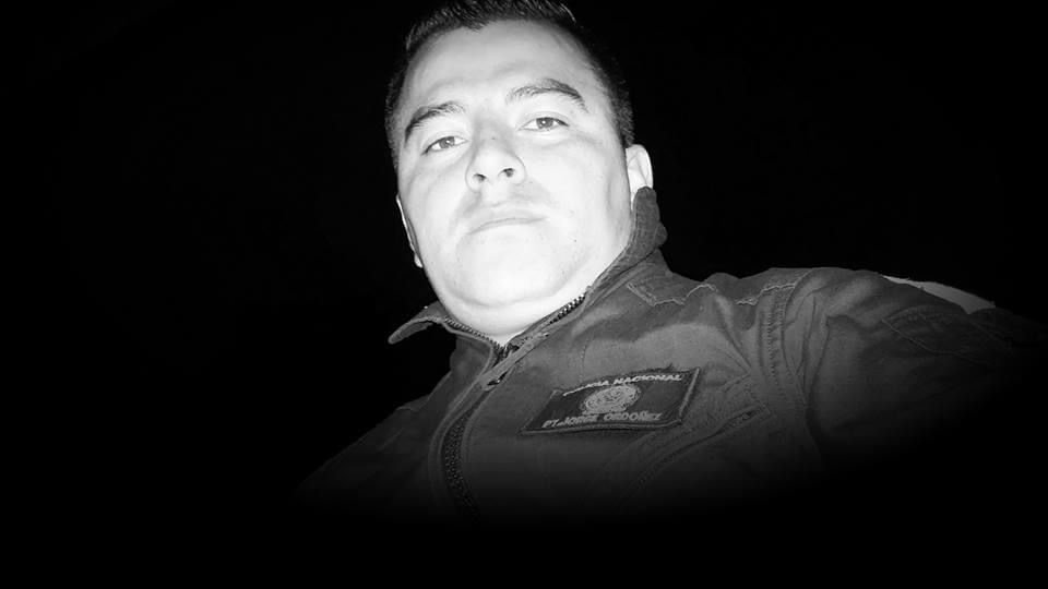 Estas son las identidades del policía y del ciudadano que murieron en medio de un robo en Kennedy 1 Estas son las identidades del policía y del ciudadano que murieron en medio de un robo en Kennedy La noche de este viernes 18 de octubre, un policía y un civil perdieron la vida en medio de un operativo para atrapar a un delincuente que acababa de robar un vehículo.