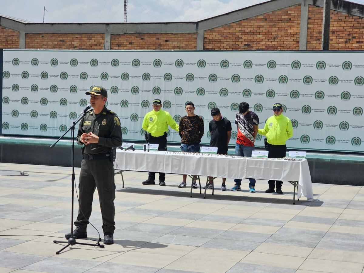 Cayeron 3 integrantes de 'Los Costeños'; vivían cerca a entidades educativas para vender droga 2 Cayeron 3 integrantes de 'Los Costeños'; vivían cerca a entidades educativas para vender droga La Policía Metropolitana de Bogotá, en coordinación con la Fiscalía General de la Nación, logró la captura de tres miembros del Grupo de Delincuencia Común Organizada ‘Los Costeños’. La banda se dedicaba al tráfico de estupefacientes y al porte ilegal de armas de fuego en varios sectores de la capital.