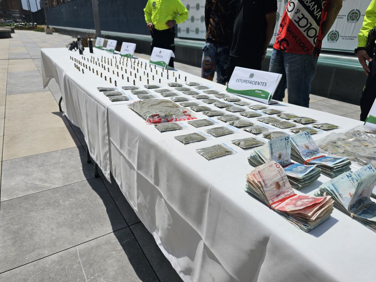 Cayeron 3 integrantes de 'Los Costeños'; vivían cerca a entidades educativas para vender droga 1 Cayeron 3 integrantes de 'Los Costeños'; vivían cerca a entidades educativas para vender droga La Policía Metropolitana de Bogotá, en coordinación con la Fiscalía General de la Nación, logró la captura de tres miembros del Grupo de Delincuencia Común Organizada ‘Los Costeños’. La banda se dedicaba al tráfico de estupefacientes y al porte ilegal de armas de fuego en varios sectores de la capital.