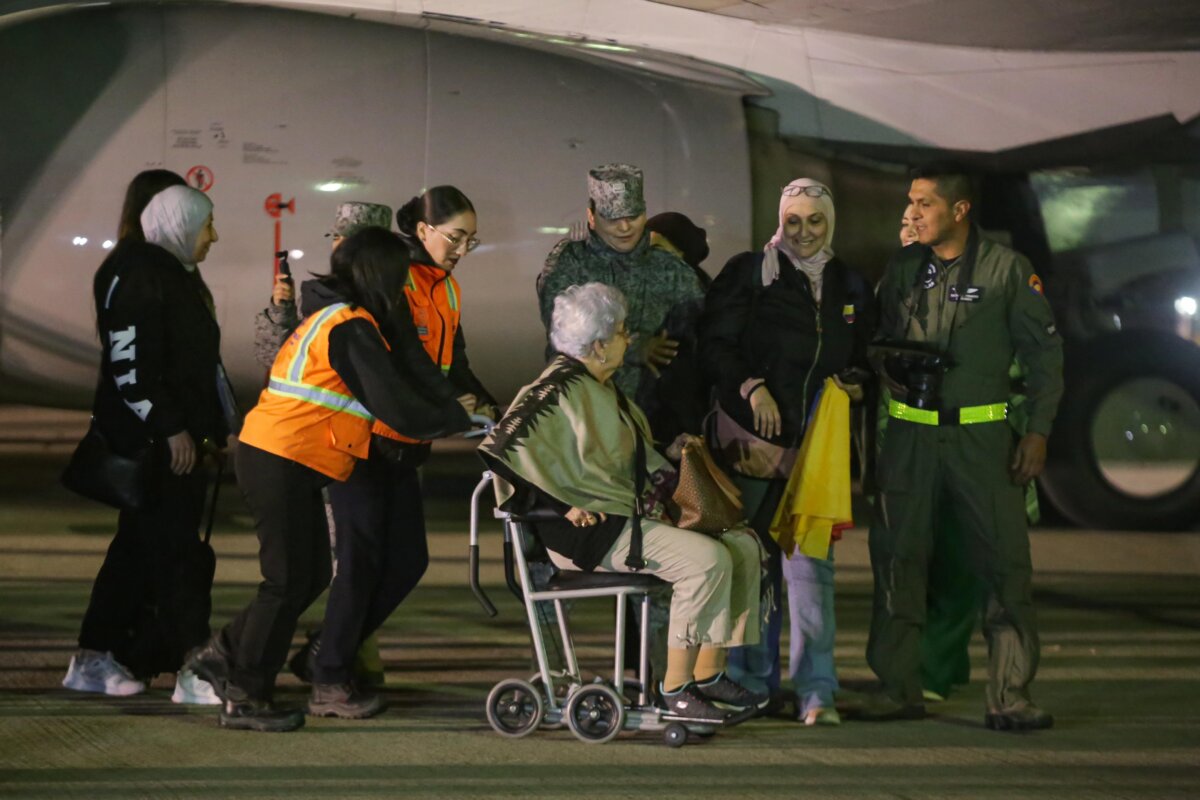 Aterrizó en Bogotá el segundo vuelo humanitario con colombianos repatriados desde El Líbano 1 Aterrizó en Bogotá el segundo vuelo humanitario con colombianos repatriados desde El Líbano 105 colombianos llegaron al país desde El Líbano en la madrugada de este jueves.