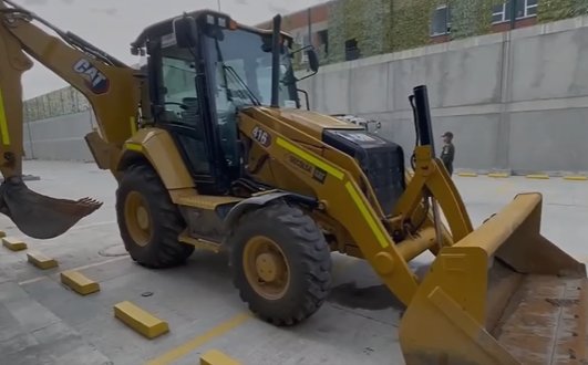 Capturan a 3 personas que se robaron una retroexcavadora de una obra 1 Capturan a 3 personas que se robaron una retroexcavadora de una obra Los sujetos robaron una máquina amarilla de una obra en Cundinamarca y la trasladaron a la localidad de Bosa, en Bogotá.