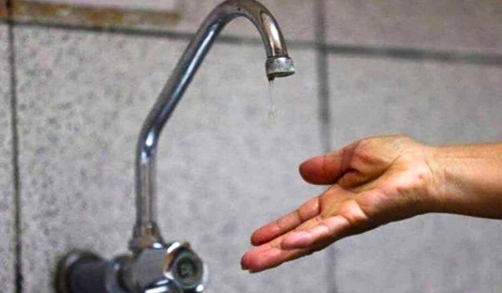 Racionamiento de agua para el sábado 5 de octubre en Bogotá ¿Qué barrios serán afectados? El racionamiento de agua es una medida tomada por la&nbsp;Empresa de Acueducto y Alcantarillado de Bogotá (EAAB)&nbsp;debido a la&nbsp;escasez de lluvias&nbsp;en la región, lo que ha reducido los niveles de los embalses que suministran agua a la ciudad. Esta medida busca preservar el recurso y garantizar un suministro adecuado durante los meses siguientes.
