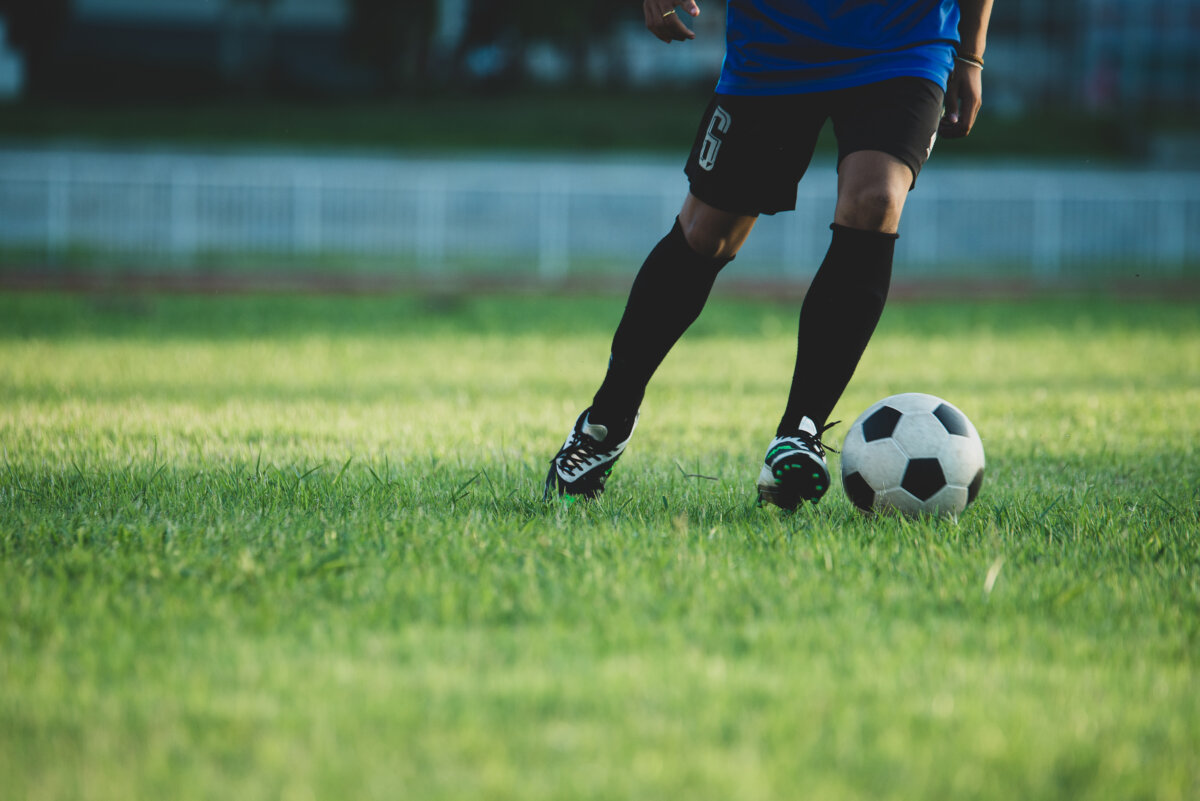 Futbolista colombiano murió en medio de un entrenamiento 5 Futbolista colombiano murió en medio de un entrenamiento El jugador se desvaneció en el campo de juego mientras disputaba un balón aéreo.