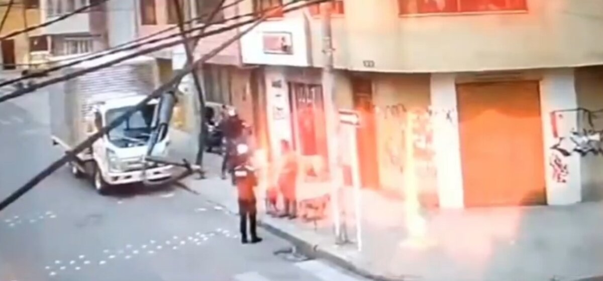 ¡Ni la Policía se salva! Ladrón le robó el celular a un patrullero en el sur de Bogotá 1 ¡Ni la Policía se salva! Ladrón le robó el celular a un patrullero en el sur de Bogotá En cámaras de seguridad quedó registrado el momento en el que un uniformado de la Policía fue víctima de la delincuencia.