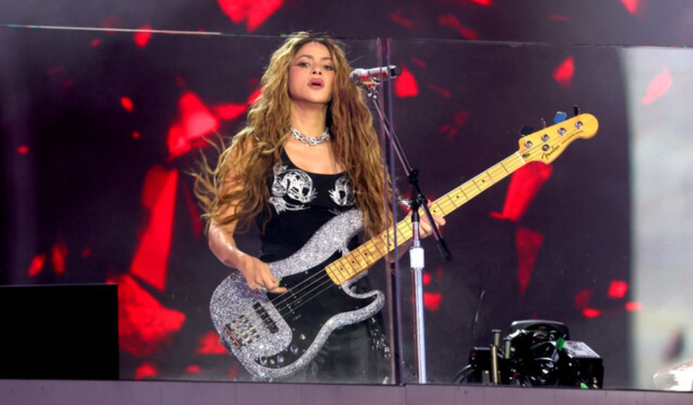 ¿Cuándo fue la última vez que Shakira se presentó en Colombia? 1 ¿Cuándo fue la última vez que Shakira se presentó en Colombia? Un espectáculo que se extendió por más de dos horas, que agotó la boletería desde meses atrás y con el cual Shakira daba por finalizado su exitoso El Dorado World Tour, con el cual visitó más de 20 países con una duración de seis meses exactos.