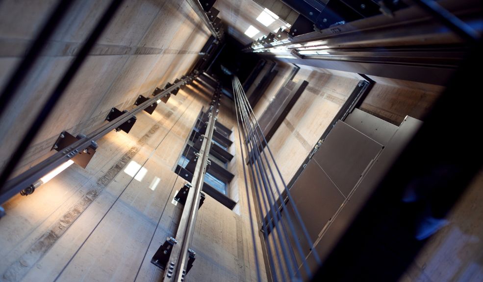 2 adultos mayores resultaron heridos luego de que un ascensor se desplomara desde un segundo piso 1 2 adultos mayores resultaron heridos luego de que un ascensor se desplomara desde un segundo piso Dos adultos mayores vivieron un susto luego de que un ascensor se descolgara desde un segundo piso en el norte de Bogotá.
