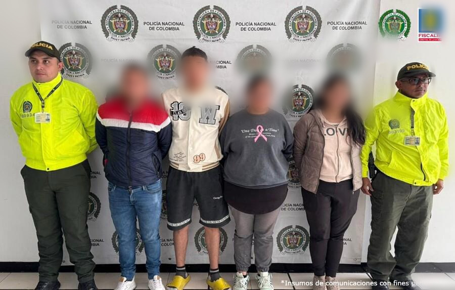 A la cárcel empleados de compañía de seguridad que introducían droga a El Dorado Las autoridades arrestaron a cuatro empleados de una empresa de seguridad que trabajaban en el Aeropuerto El Dorado de Bogotá, quienes presuntamente integraban una red de traficantes de droga, que facilitaba la salida de alijos por esa terminal aérea.