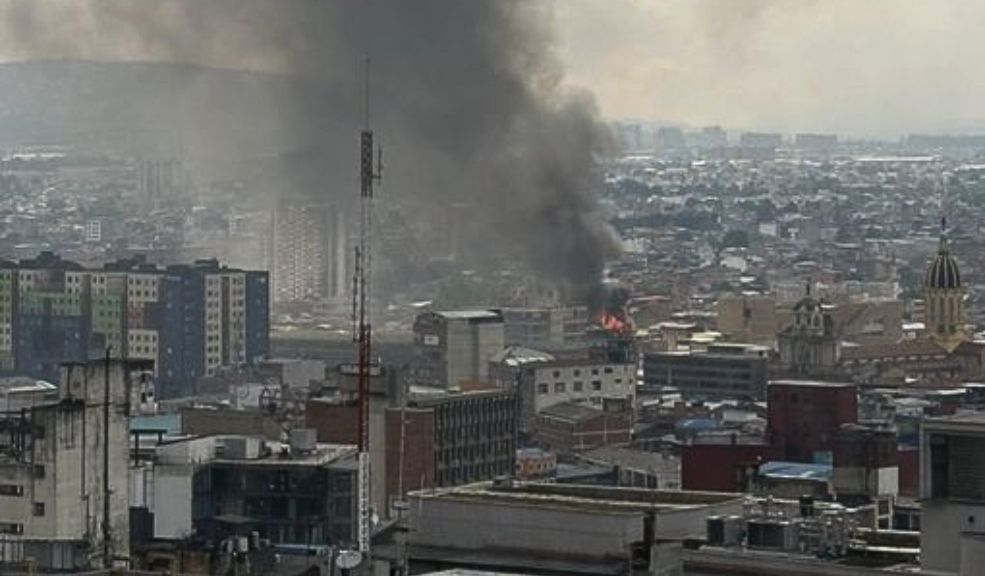 A esta hora se registra fuerte incendio en una bodega de Los Mártires Los bomberos se encuentran atendiendo las llamas que provienen de una bodega en el centro de Bogotá.