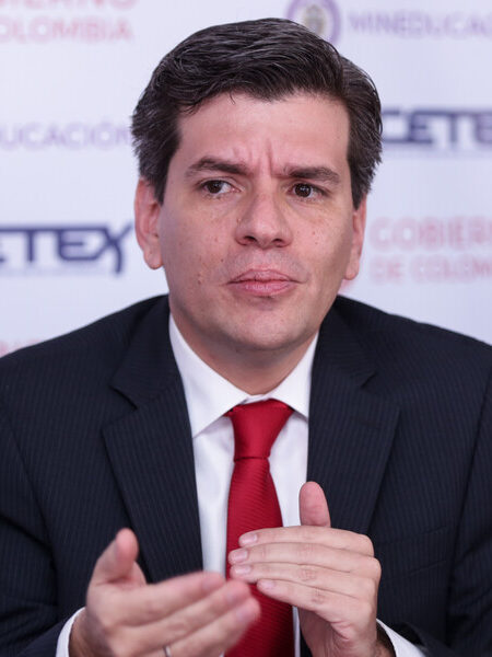 Alarma por falta de recursos en Icetex 1 Alarma por falta de recursos en Icetex Alrededor de 200.000 estudiantes universitarios cuya educación depende del Icetex están en el limbo por la falta de recursos.