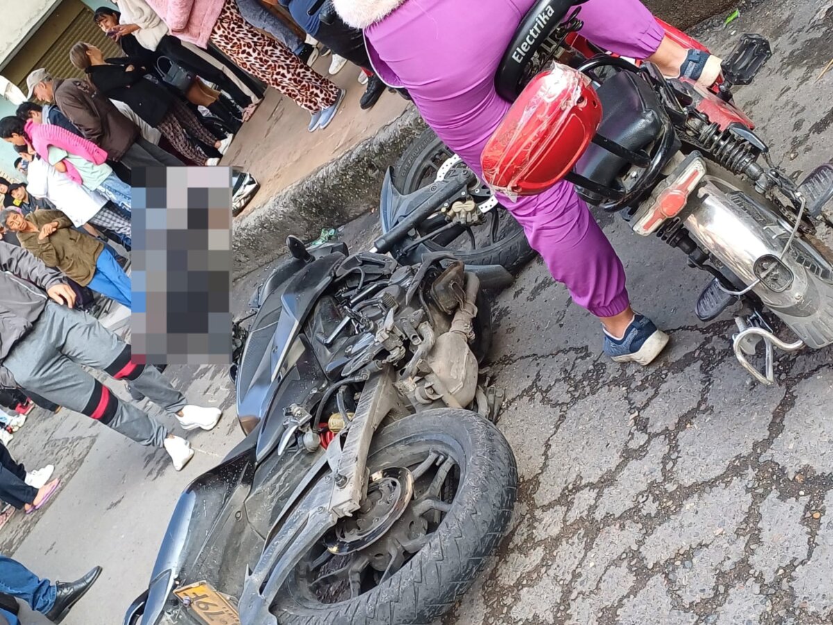 Aparatoso siniestro dejó sin vida a un ciclista en Engativá 1 Aparatoso siniestro dejó sin vida a un ciclista en Engativá Un ciclista murió tras chocar con un motociclista en la localidad de Engativá. Esto es lo que se sabe.