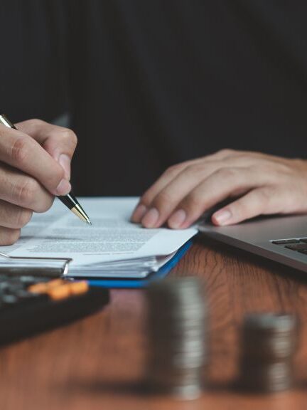 Asegure su futuro: estas son las claves para crear un fondo de ahorros para su vejez 1 Asegure su futuro: estas son las claves para crear un fondo de ahorros para su vejez La vejez representa un desafío financiero para la población colombiana, debido a factores como la alta tasa de informalidad laboral, la intermitente cotización a pensión y los bajos niveles de ahorro personal.