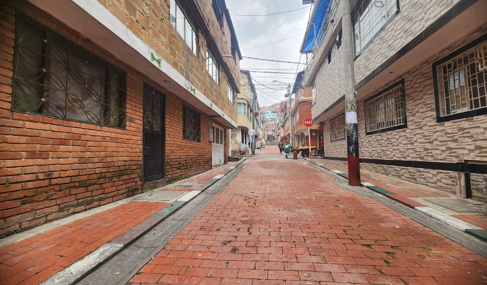 Así fue como asesinaron a un hombre al frente de su casa en Ciudad Bolívar 1 Así fue como asesinaron a un hombre al frente de su casa en Ciudad Bolívar El hombre estaba a punto de salir de su casa cuando fue abordado por un sicario que le disparó.