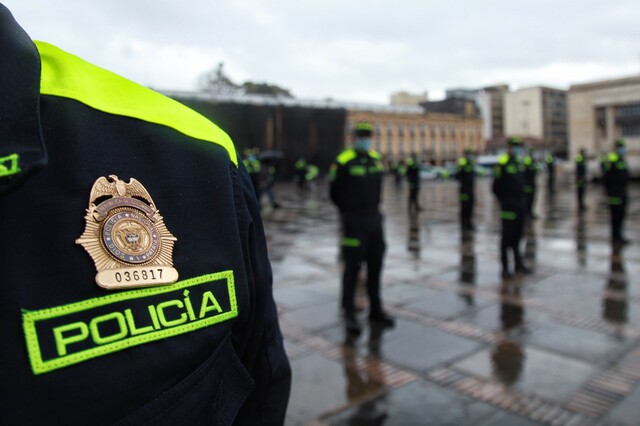 Así fue como falsos policías drogaron y robaron a un hombre en Bogotá 1 Así fue como falsos policías drogaron y robaron a un hombre en Bogotá Falsos policías robaron a un hombre que se movilizaba en su vehículo. Los sujetos le quitaron su tarjeta de crédito y realizaron varias transacciones.