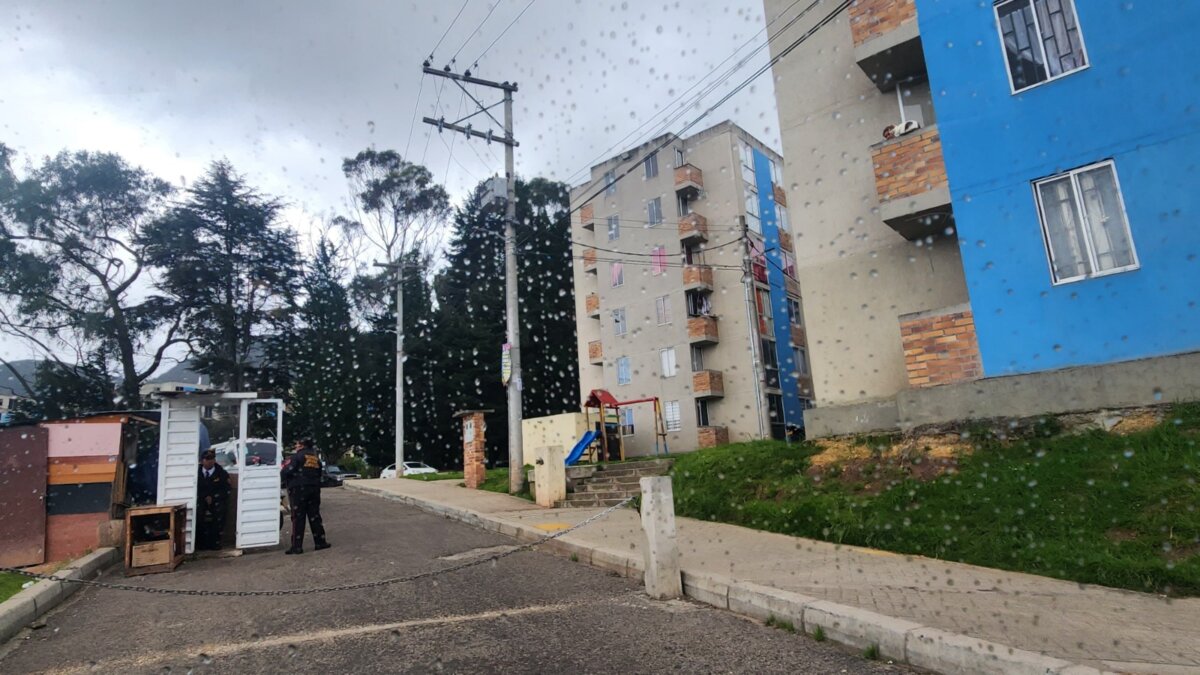 Así fue el crimen de un hombre frente a un conjunto residencial en San Cristóbal 1 Así fue el crimen de un hombre frente a un conjunto residencial en San Cristóbal Un hombre de aproximadamente 30 años fue asesinado frente a un conjunto residencial en la localidad de San Cristóbal. Esto es lo que se sabe.