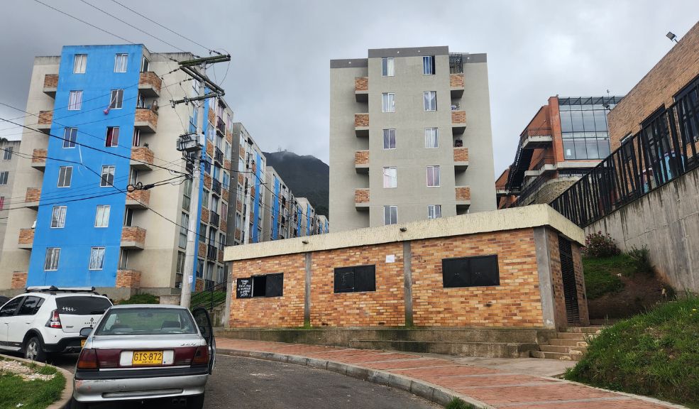 Así fue el crimen de un hombre frente a un conjunto residencial en San Cristóbal 6 Así fue el crimen de un hombre frente a un conjunto residencial en San Cristóbal Un hombre de aproximadamente 30 años fue asesinado frente a un conjunto residencial en la localidad de San Cristóbal. Esto es lo que se sabe.