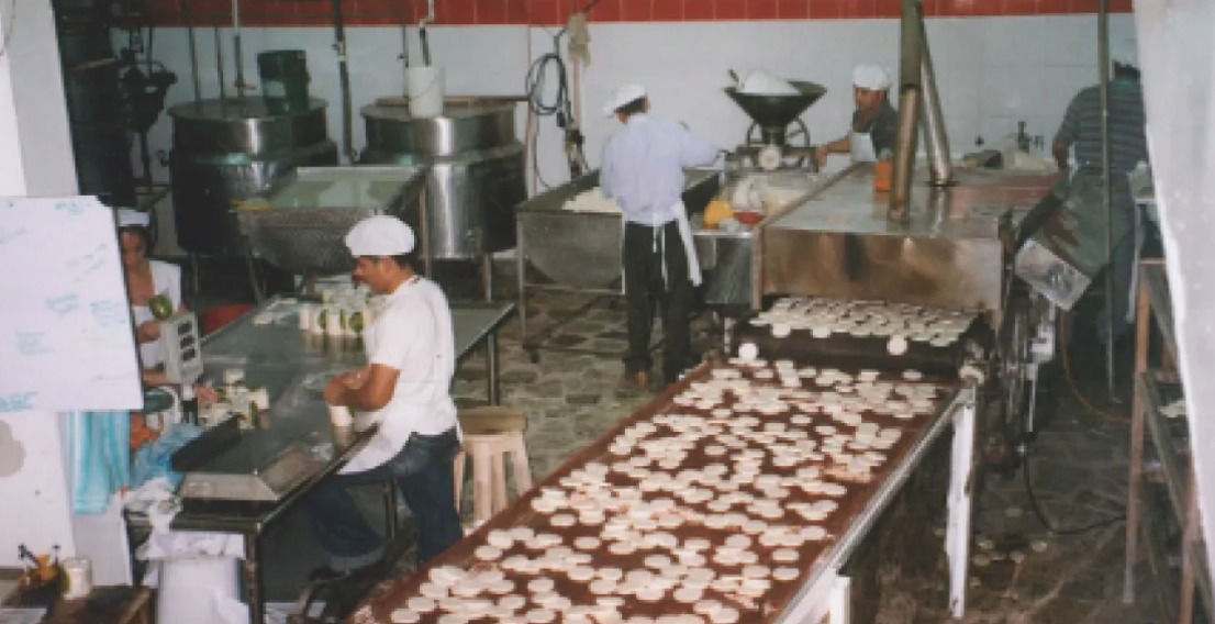 Así fue el crimen del propietario de arepas El Carriel y de su mayordomo 1 Así fue el crimen del propietario de arepas El Carriel y de su mayordomo Hay consternación en el departamento de Cundinamarca tras conocerse el asesinato del comerciante Alfonso Valencia, uno de los fundadores y propietarios de la empresa arepas El Carriel. El hombre fue hallado sin vida junto a su mayordomo en una finca de la vereda El Hato, en el municipio de Guaduas.