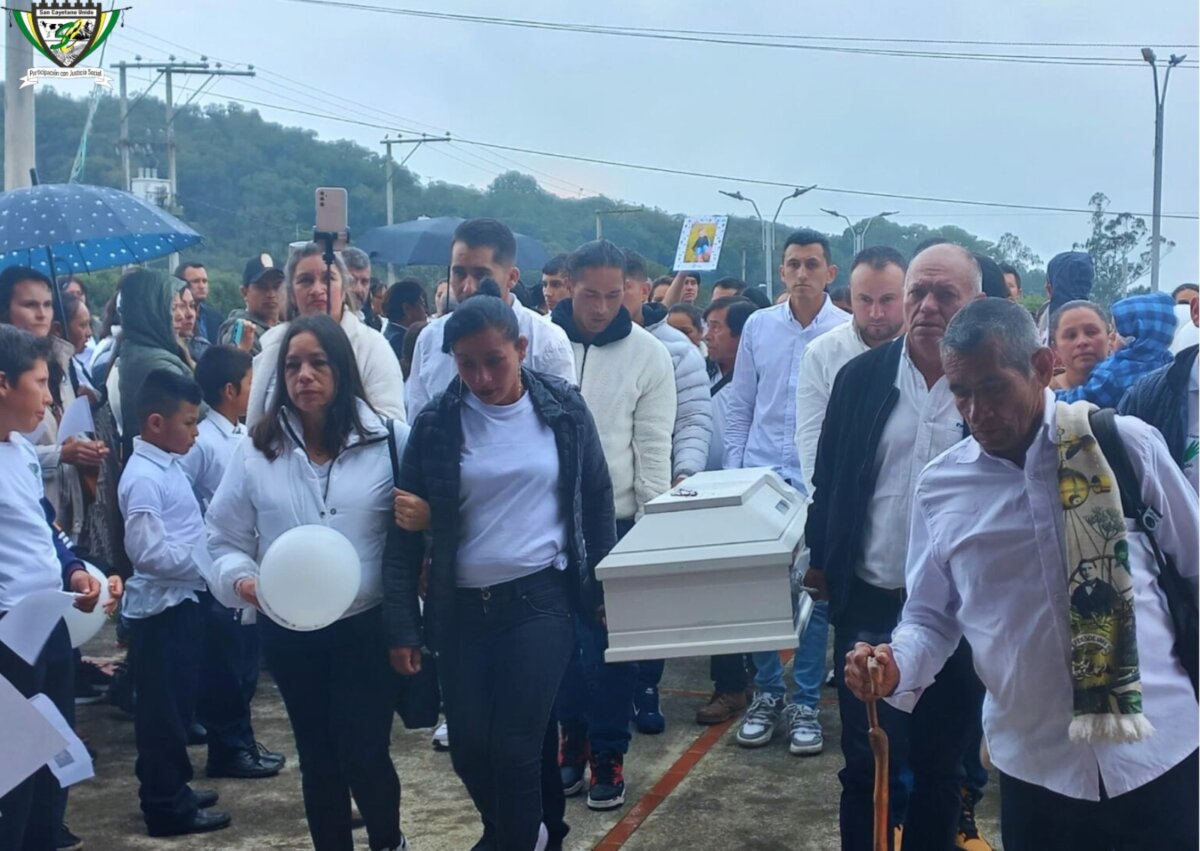 Así fue la despedida del pequeño Alexis Delgado en el municipio de San Cayetano 1 Así fue la despedida del pequeño Alexis Delgado en el municipio de San Cayetano Así despidieron los habitantes de San Cayetano al niño de 2 años, Alexis Delgado, quien fue hallado sin vida el pasado el 19 de octubre.