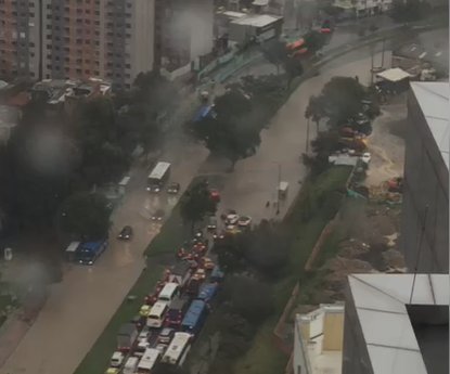 Autopista Norte sigue inundada: hay afectación en el servicio de TransMilenio 1 Autopista Norte sigue inundada: hay afectación en el servicio de TransMilenio La Autopista Norte continua encharcada. Las autoridades y el Acueducto se encuentran removiendo los vehículos y haciendo mantenimiento a las alcantarillas.