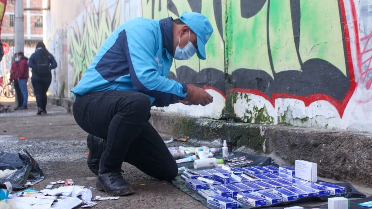 Autoridades decomisaron 3 kilos de medicamentos vencidos en María Paz 1 Autoridades decomisaron 3 kilos de medicamentos vencidos en María Paz Un operativo conjunto en el barrio María Paz de Kennedy permitió decomisar medicamentos vencidos y recuperar más de 4.100 metros cuadrados de espacio público.