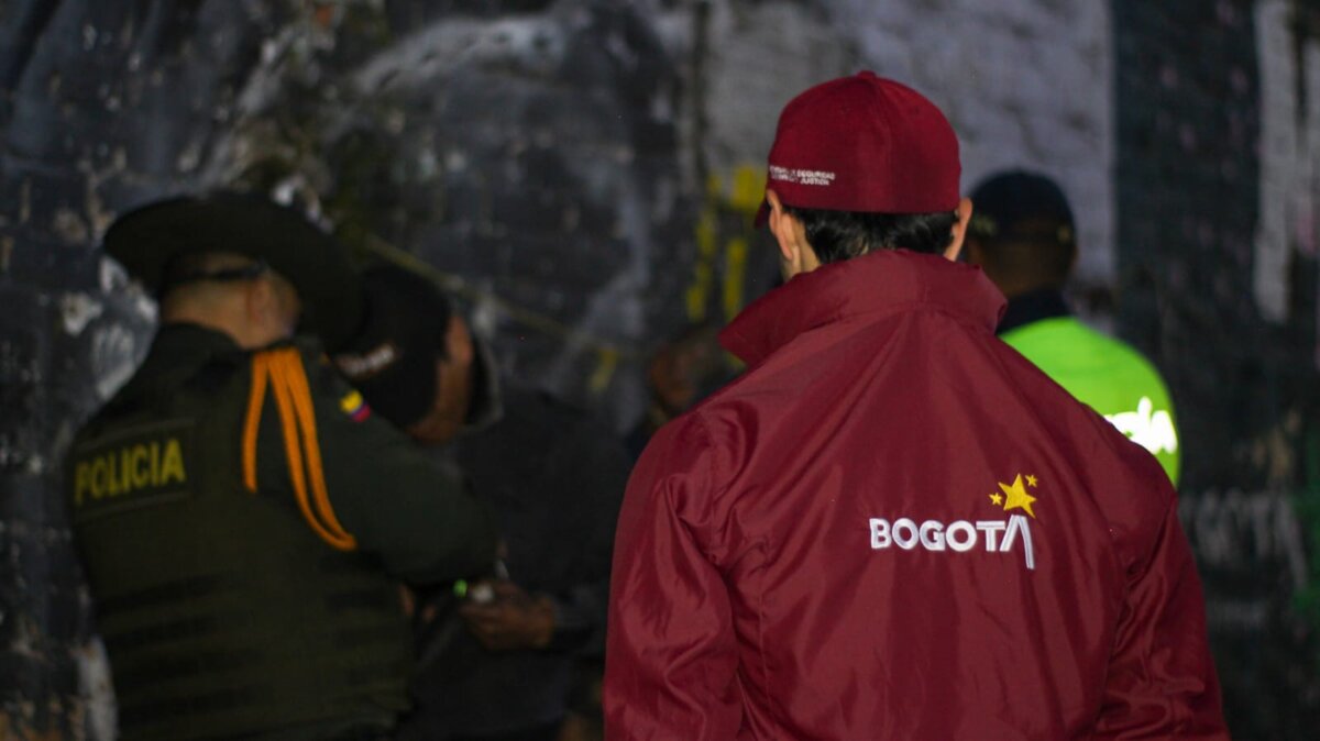 Autoridades decomisaron 3 kilos de medicamentos vencidos en María Paz 2 Autoridades decomisaron 3 kilos de medicamentos vencidos en María Paz Un operativo conjunto en el barrio María Paz de Kennedy permitió decomisar medicamentos vencidos y recuperar más de 4.100 metros cuadrados de espacio público.