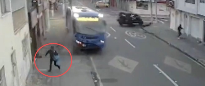 EN VIDEO: Bus del Sitp casi arrolla a una mujer tras ser impactado por una camioneta en Antonio Nariño Una mujer se salvó de milagro, ya que estuvo a punto de ser arrollada por el conductor de un bus del Sitp, que perdió el control del vehículo tras ser impactado por una camioneta en la localidad de Antonio Nariño.