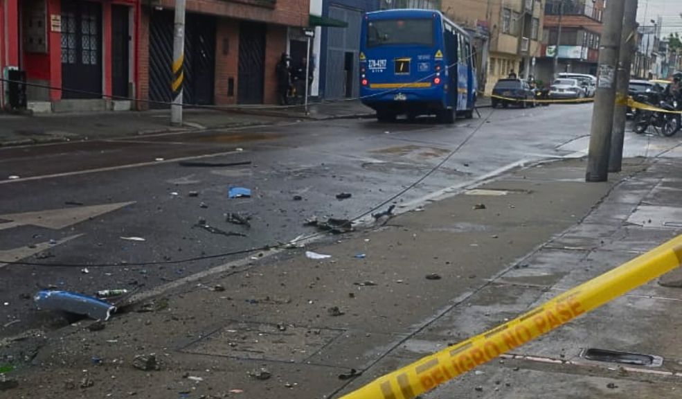 EN VIDEO: Bus del Sitp casi arrolla a una mujer tras ser impactado por una camioneta en Antonio Nariño 1 EN VIDEO: Bus del Sitp casi arrolla a una mujer tras ser impactado por una camioneta en Antonio Nariño Una mujer se salvó de milagro, ya que estuvo a punto de ser arrollada por el conductor de un bus del Sitp, que perdió el control del vehículo tras ser impactado por una camioneta en la localidad de Antonio Nariño.