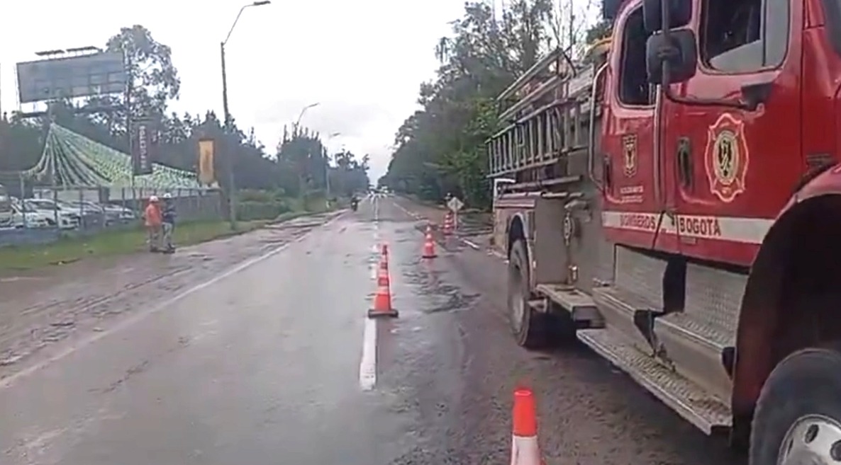 Caída de árbol en la Autopista Norte deja a un motociclista muerto 1 Caída de árbol en la Autopista Norte deja a un motociclista muerto Las autoridades de Tránsito de Bogotá informaron esta mañana sobre un trágico accidente de tránsito ocurrido en la autopista Norte con calle 243, en la localidad de Usaquén, en el que un motociclista perdió la vida.