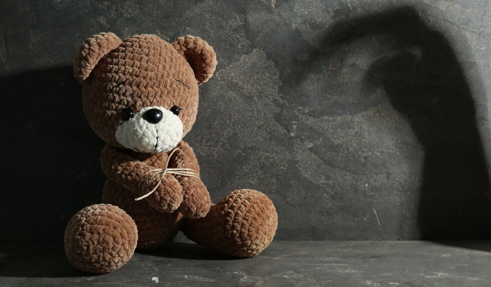Canciones polémicas por romantizar relaciones con menores En un momento en que los derechos de los niños son más protegidos que nunca, las canciones que glorifican estas relaciones disfuncionales deben ser cuestionadas de manera abierta y decidida.