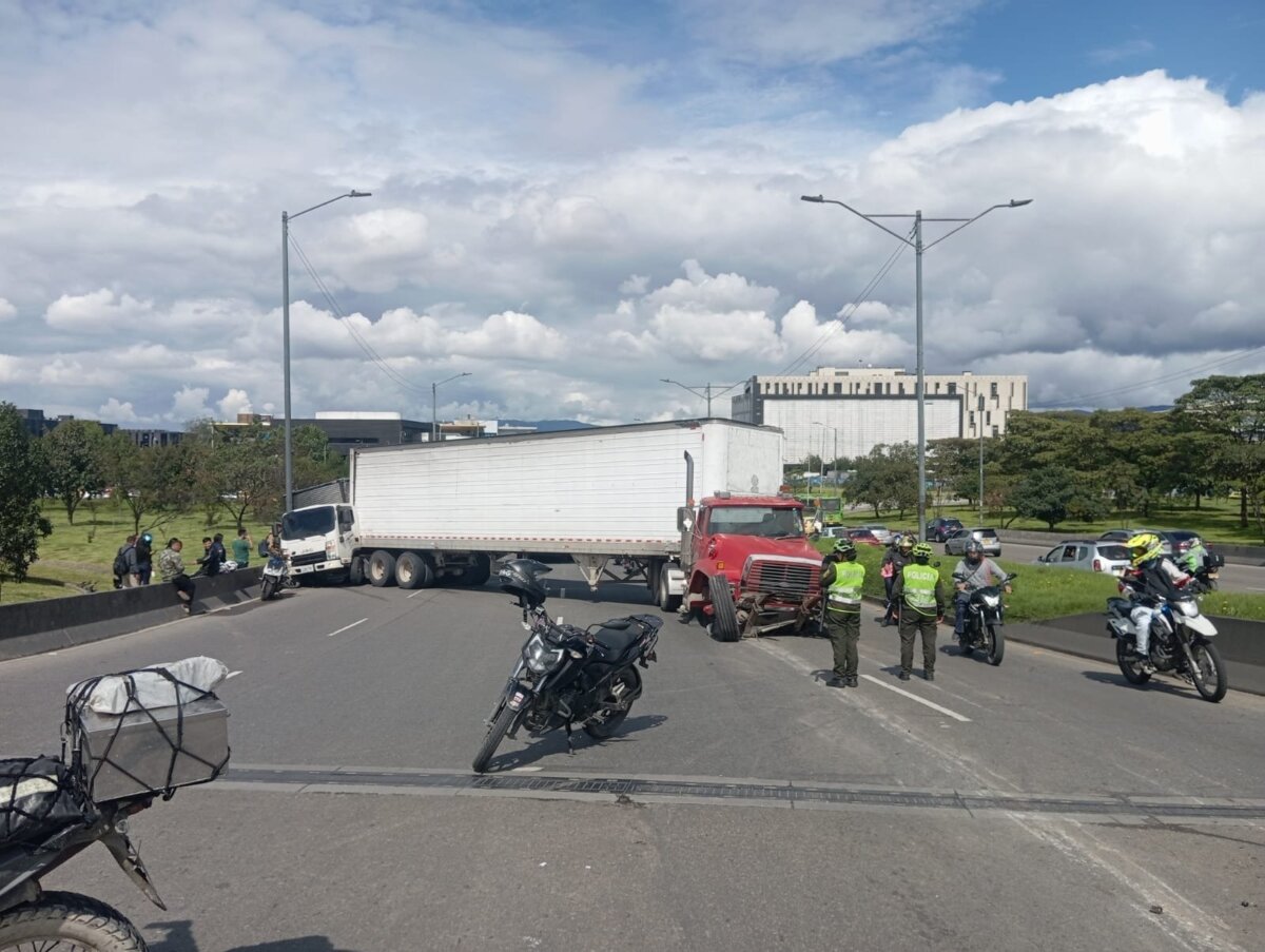 Choque entre 2 camiones en la calle 26 causa caos en la movilidad Así está la movilidad en Bogotá luego del choque entre 2 camiones en la calle 26. Autoridades anuncian desvíos.
