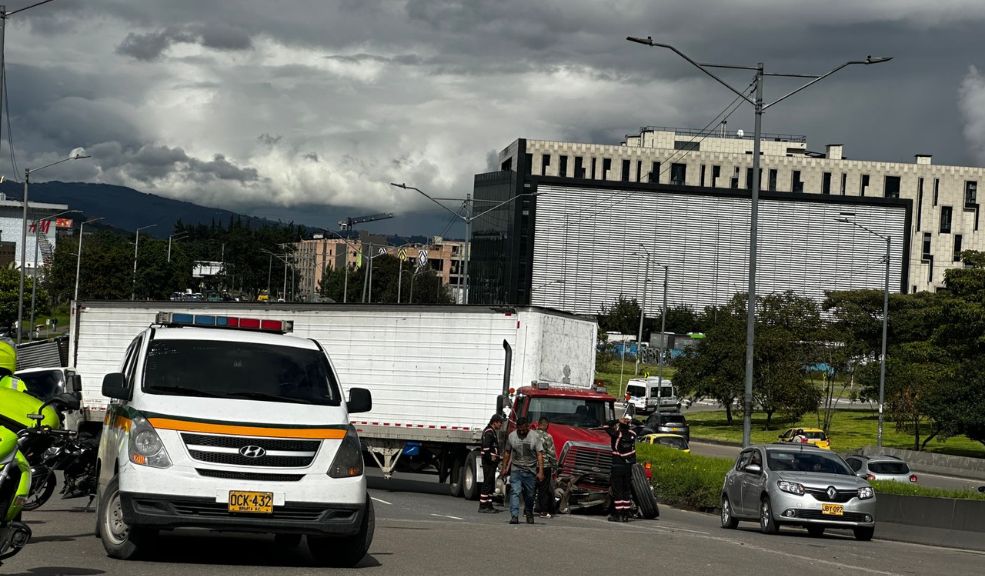 Choque entre 2 camiones en la calle 26 causa caos en la movilidad Así está la movilidad en Bogotá luego del choque entre 2 camiones en la calle 26. Autoridades anuncian desvíos.