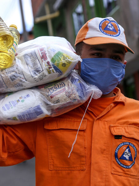 Conozca 'Mercados Solidarios', el programa para acceder a alimentos en Bogotá 1 Conozca 'Mercados Solidarios', el programa para acceder a alimentos en Bogotá La iniciativa busca promover la seguridad alimentaria, el abastecimiento local y el apoyo a los productores campesinos.