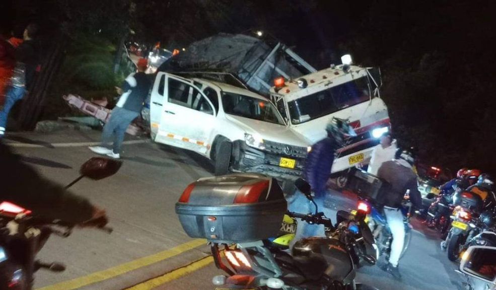 ¡ATENCIÓN! Camión se volcó en la vía Bogotá -La Calera 3 ¡ATENCIÓN! Camión se volcó en la vía Bogotá -La Calera Así se encuentra la movilidad en la vía Bogotá- La Calera.