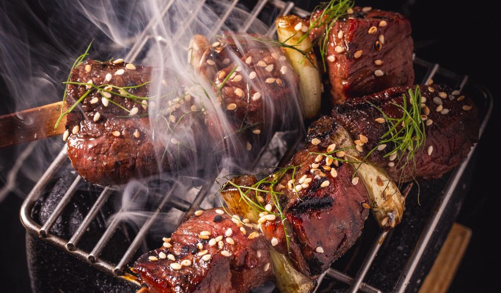 La experiencia 'japotailandesa' que conquista a Bogotá La cocina asiática suma un nuevo protagonista en la capital: Izumi, un restaurante que fusiona lo mejor de las gastronomías japonesa y tailandesa, promete convertirse en un referente culinario con su innovadora propuesta. Tras su éxito en Cali, Izumi llega al norte de Bogotá con una experiencia gastronómica diseñada para despertar los sentidos y transportar a los comensales al corazón de Asia.