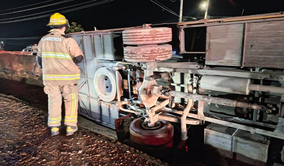 Bus se volcó en la vía Girardot- Bogotá: hay 15 heridos 10 Bus se volcó en la vía Girardot- Bogotá: hay 15 heridos En el bus intermunicipal viajaban 35 personas, de las cuales 15 fueron trasladadas a centros asistenciales.
