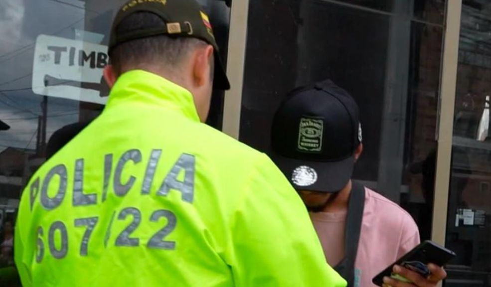 Cayeron dos extorsionistas en Ciudad Bolívar y Los Mártires: simulaban pertenecer a un grupo armado Uno de los capturados tenía detención domiciliaria y un brazalete del Inpec.