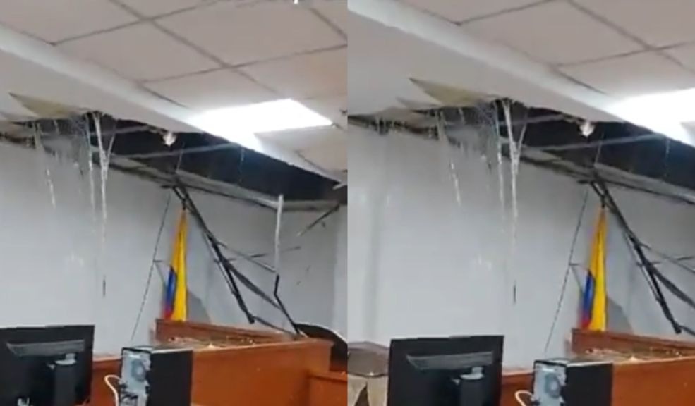 Impresionante video: se desplomó techo de la sala de audiencias de Paloquemao Este martes el techo de una de las salas de audiencia del Complejo Judicial de Paloquemao en Bogotá se desplomó.