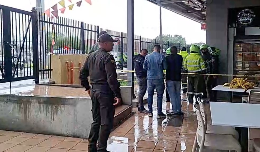 ¿Cómo fue el sicariato de un hombre dentro de un centro comercial de Soacha? La tarde del lunes festivo se tornó demasiado oscura para los habitantes del vecino municipio de Soacha (Cundinamarca), no solo por las lluvias, sino también debido al asesinato de un hombre dentro de un centro comercial.