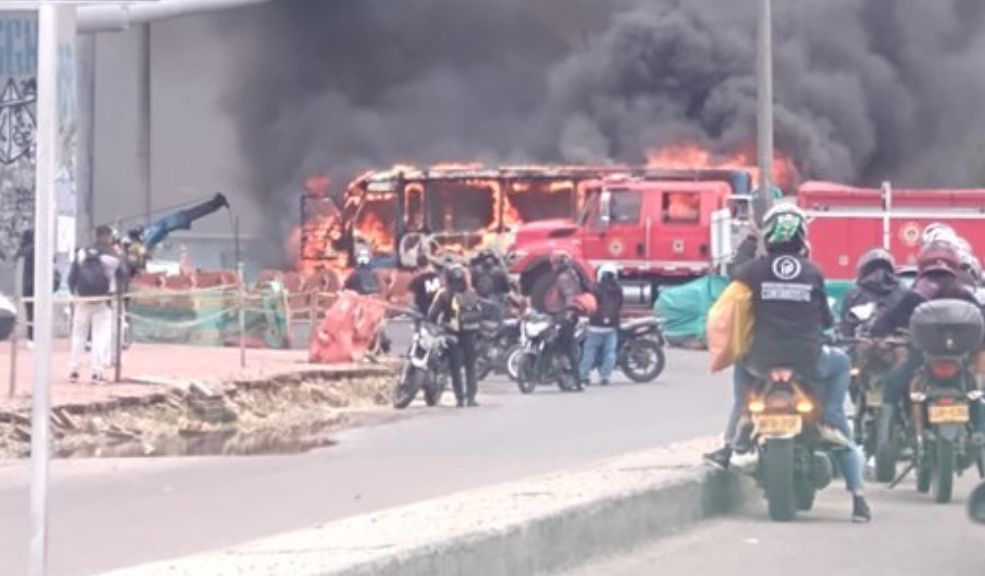 Bus del Sitp se prendió en llamas en la avenida 68 En video quedó registrada la grave emergencia.