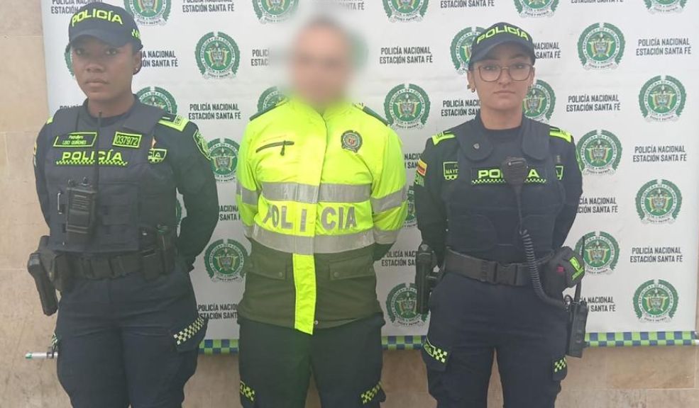 Así capturaron a falso policía en San Victorino El hombre de 36 años, que vestía prendas de la Policía, tiene antecedentes judiciales.