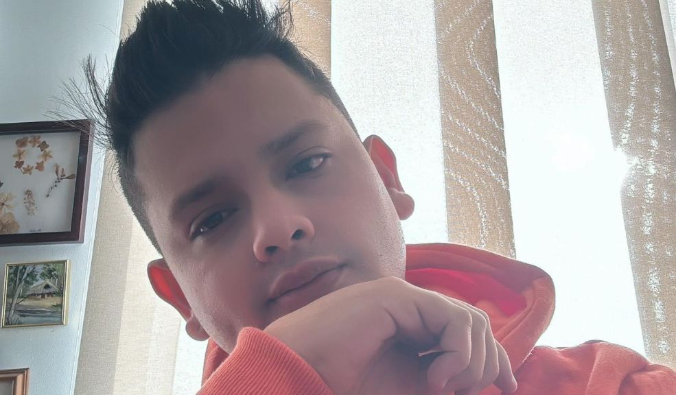 Yefferson murió tras ser víctima de una bala perdida en Usaquén Un joven de 29 años, identificado como Yefferson León Carranza y quien era ingeniero civil de la Universidad Católica, fue víctima de una bala perdida. El joven estaba cruzando la calle cuando se presentó el ataque, que iba dirigido a otra persona.